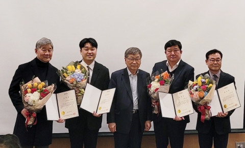 제1회 한국콜드체인산업대상 수상 기업 단체 사진. 왼쪽부터 스크랜톤리미티드 박동준 대표, 체인익스빌 박장석 대표, 한국식품콜드체인협회 서병륜 회장, 동우텍 전광규 대표, 엘넷 이민