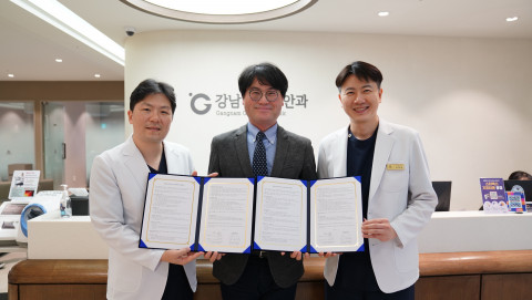 왼쪽부터 이관훈 강남그랜드안과 대표원장, 안준상 사회연대은행 사무국장, 이영섭 강남그랜드안과 대표원장이 협약 체결 후 기념촬영을 하고 있다