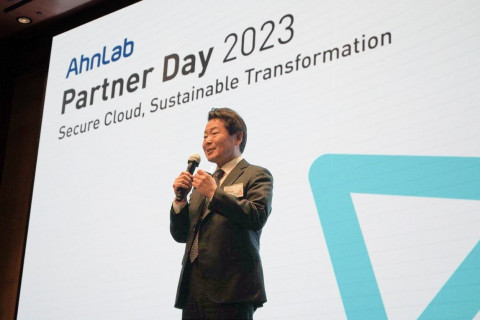 안랩 파트너데이 2023에서 발표하는 안랩 강석균 대표
