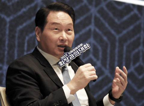 최태원 SK그룹 회장이 ‘2023 신임 임원과의 대화’에 참석해 신임 임원 패널과 토론을 하고 있다