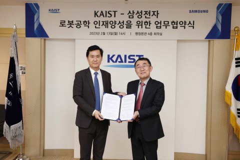 왼쪽부터 삼성전자 DX부문 CTO 전경훈 사장과 KAIST 이승섭 교학부총장이 업무협약식에서 기념 촬영을 하고 있다
