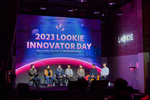 LOOKIE INNOVATOR DAY에서 2022년 활동자들과 이야기하고 있는 OB 루키 활동자들