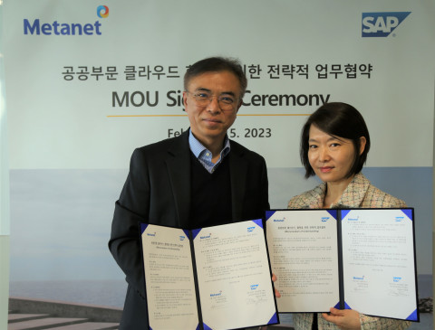 왼쪽부터 김기호 메타넷글로벌 대표와 신은영 SAP코리아 대표가 업무협약 체결 후 기념 촬영을 하고 있다