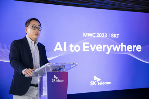 SK텔레콤 유영상 사장이 기자간담회에서 ‘AI to Everywhere(AI를 모든 곳에)’를 공개했다