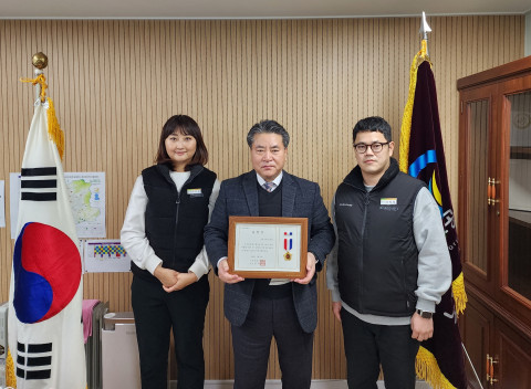 김치환 노원구서비스공단 이사장(가운데)과 공단 담당자들이 서울시의회 의장 표창 수상 후 이사장실에서 기념 촬영을 하고 있다