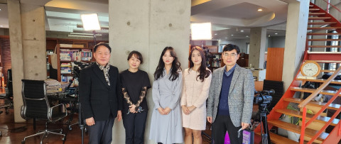 제1회 올해의 미술 수업 공모전(2022) 수업 발표회 단체 기념 촬영. 왼쪽부터 제15대 한국미술교육학회장 서예식, 금당중 최혜정 교사, 누원고 조선영 교사, 선유중 이소현 교사