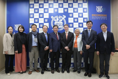 왼쪽부터 이성주 서울대 공대 교육위원장, 정은혜 서울대 공대 국제화위원장, 이광근 서울대 공대 컴퓨터공학부장, 문영배 시라큐스대 기계항공공학부장, 홍유석 서울대 공대학장, Cole
