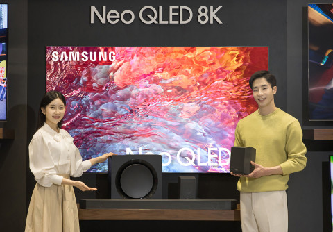삼성전자 모델이 삼성전자 수원 디지털시티에서 신제품 사운드바 ‘HW-Q990C’를 소개하고 있다