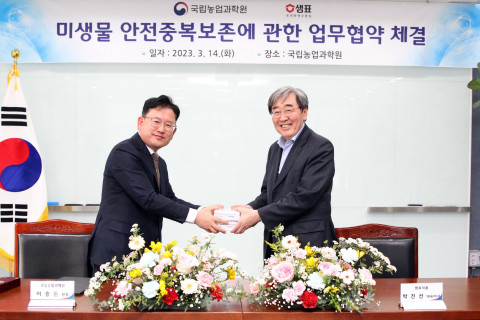 왼쪽부터 국립농업과학원 이승돈 원장과 샘표식품 박진선 대표이사가 체결식에서 기념 촬영을 하고 있다