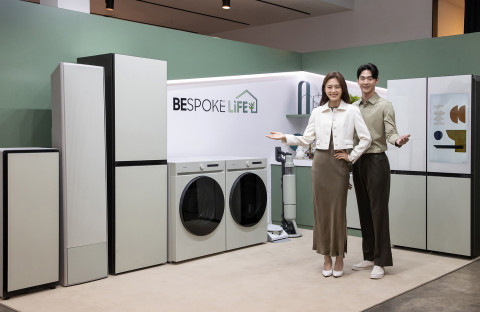 삼성전자 모델이 서울 중구 커뮤니티하우스 ‘마실’에서 열린 ‘비스포크 라이프(BESPOKE Life)’ 미디어데이에서 2023년 비스포크 가전의 테마 색상 ‘세이지 그린’이 적용된