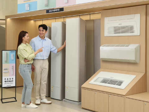 삼성전자 모델이 삼성스토어 대치점에서 2023년형 무풍에어컨을 다양한 혜택과 함께 구매할 수 있는 ‘무풍당당 에너지 페스타’ 행사를 소개하고 있다