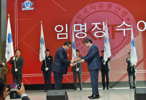 한국자유총연맹서울시지부 제14대 김성덕 회장이 강석호 총재로 부터 임명장을 받고 있다