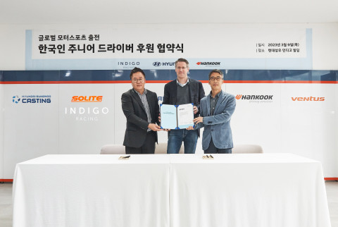 왼쪽부터 현대성우쏠라이트 경영지원/레이싱 담당 고장환 이사, 현대자동차 N브랜드매니지먼트·모터스포츠사업부장 틸 바텐베르크 상무, 한국타이어앤테크놀로지 모터스포츠&컬쳐 담당 김영수