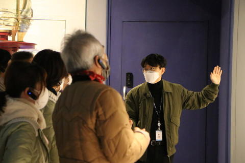 국립등대박물관의 항로표지 전문해설사가 단체관람객에게 항로표지의 역사와 운용방법, 원리 등을 설명하고 있다
