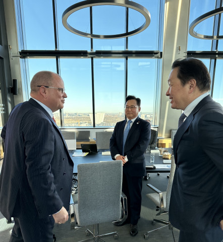베스타스(Vestas)의 헨릭 앤더슨(Henrik Andersen) CEO와 최태원 SK그룹 회장이 덴마크 코펜하겐에서 사업협력 방안을 논의했다