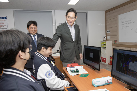 이재용 삼성전자 회장이 7일 경북 구미시에 위치한 구미전자공업고등학교를 방문해 수업을 참관하고 학생들을 격려하고 있다