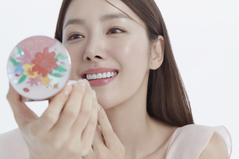 GS샵이 3월 14일(화) 저녁 7시 35분 선보이는 에이지투웨니스(AGE20’s) 10주년 특별판 ‘플로라(Flora) 에디션’