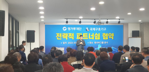 국제구호기구 이진우 총재가 워너비M 사장단에게 국제구호기구에 대해 설명하고 있다