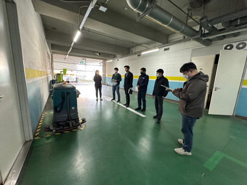금천구시설관리공단과 금천일자리주식회사 직원들이 합동 안전·보건 점검을 실시하고 있다