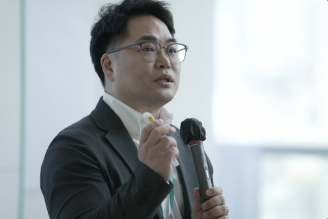 장분도 라이프 코치가 강연하는 모습
