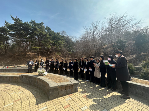 강명순 목사 유가족과 부스러기사랑나눔회 직원들이 추모 예배를 드리고 있다