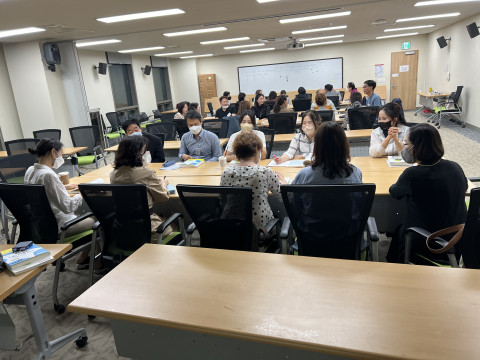 지난해 용산구청 부동산중개 전문영어교육과정 수강생들이 영문계약서 작성을 위한 팀활동에서 조를 이뤄 토론하고 있는 모습