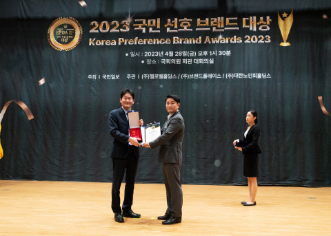 녹십자수의약품이 국회 의원회관에서 진행된 2023 국민선호 브랜드 대상에서 ‘동물용의약품부분’ 대상을 받았다. 왼쪽부터 국민일보 변재윤 대표, 녹십자수의약품 이범석 팀장이 기념촬영