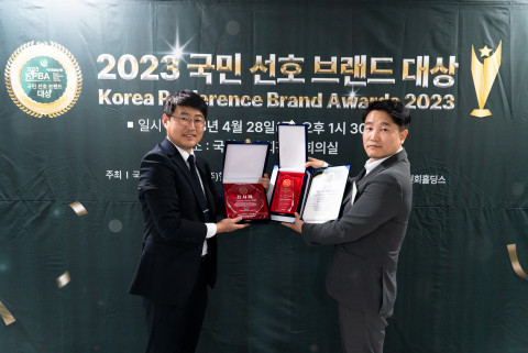 녹십자수의약품이 국회 의원회관에서 진행된 2023 국민선호 브랜드 대상 ‘동물용의약품부분’ 대상을 받았다. 왼쪽부터 고대웅 마케팅PM, 이범석 홍보팀장