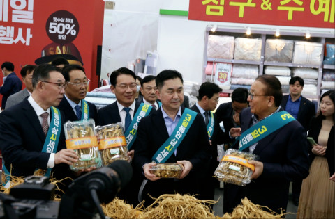 왼쪽부터 우성태 농협경제지주 대표, 조재열 김포파주인삼농협 조합장, 김인중 농림축산식품부 차관, 김종민 국회의원, 반상배 한국인삼협회장이 3월 31일 서울 서초구 하나로마트 양재점