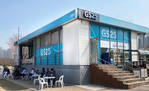 GS25 한강 매장 전경