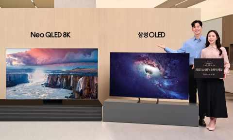 삼성전자 모델이 서울 삼성스토어 대치점에서 ‘2023 삼성 TV 슈퍼빅세일’을 소개하고 있다