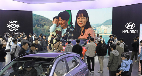 경기 고양시 킨텍스에서 열리는 ‘2023 서울모빌리티쇼’에 마련된 현대차 전시관 대형 LED 전광판에 현대차그룹이 부산 시민과 함께 만든 부산세계박람회 유치 홍보 영상 ‘부산 시민