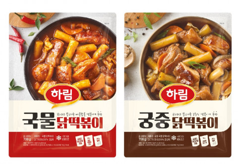 하림이 쫄깃한 밀떡과 담백한 닭다리살이 맛있는 조합을 이루는
소용량 ‘국물 닭떡볶이’와 ‘궁중 국물 닭떡볶이’를 출시했다