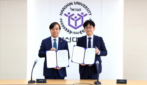 왼쪽부터 한신대학교 강성영 총장과 ABB코리아 이상훈 본부장이 양해각서 체결 후 기념 촬영을 하고 있다