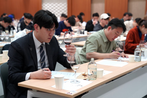 블라인드 테이스팅 시험을 치르는 모습