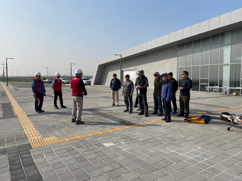 안전한 비행을 위해 한국모형항공협회 측 안전 관리자가 신청자들에게 안전 수칙을 설명하고 있다