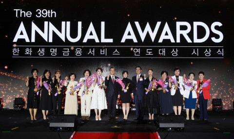 일본 북해도 루스츠 리조트에서 열린 2023 한화생명금융서비스 연도대상 시상식에서 챔피언 등급 선발자들이 한화생명 여승주 대표이사(왼쪽에서 일곱 번째), 한화생명금융서비스 이경근 