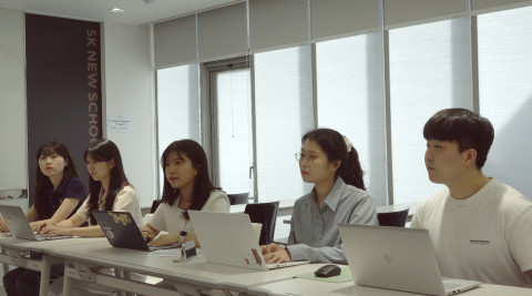 ‘Sunny Scholar Planning Stage’에서 발표 후 개별 피드백을 받고 있는 Sunny