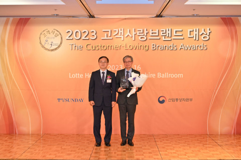 듀라셀이 ‘2023 고객사랑브랜드대상’에서 건전지 부문 대상을 3년 연속 수상했다