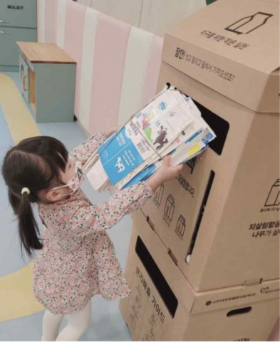 종이팩 회수 활동에 참여하는 시민과 자원봉사자(아산시자원봉사센터 제공)