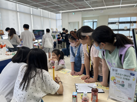 청소년의 달 및 개관 20주년 기념 축제 ‘20살의 봄’ 부스 체험을 하고 있는 청소년