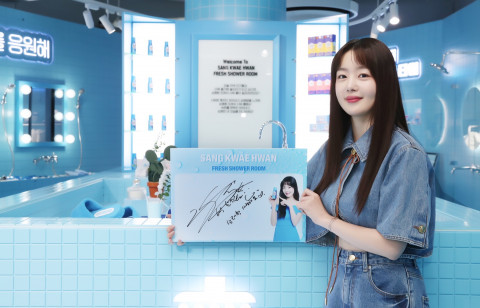 상쾌환 광고 모델 한선화가 4월 29일 팝업스토어 방문객 대상의 팬 사인회 이벤트를 위해 직접 사인한 사인지와 함께 포즈를 취하고 있다. 상쾌환은 팝업스토어 운영 기간 매주 토요일
