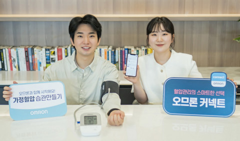 세계 고혈압의 날을 맞아 고혈압 관리 인식 제고 위한 캠페인을 진행한 한국오므론헬스케어 임직원