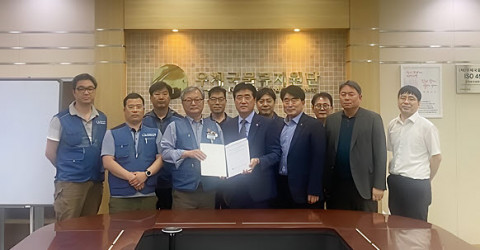 우체국물류지원단과 전국택배노동조합 우체국본부의 노사 관계자들이 단체협약 체결 후 기념 촬영을 하고 있다