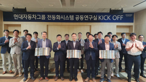 (앞줄 왼쪽부터) 현대차·기아 전동화구동설계실 홍한기 상무, 서울과학기술대 최세완 교수, 현대차·기아 전동화설계센터 정진환 상무, 서울대 하정익 교수, 현대차·기아 전력변환설계실 