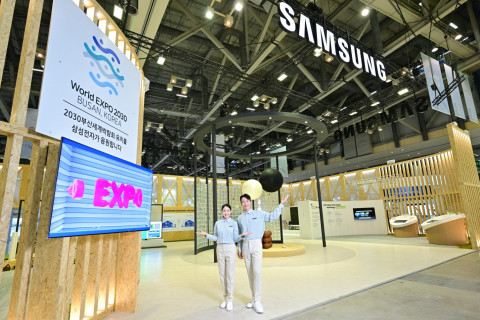 삼성전자 모델이 기후산업국제박람회 삼성홍보관 입구에 마련된 ‘2030 부산세계박람회’ 엠블럼을 표현한 대형 패널과 홍보 영상이 상영되는 디스플레이를 소개하고 있다