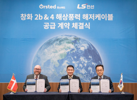 왼쪽부터 오스테드 장화해상풍력 프로그램 디렉터, 고의곤 LS전선 해저Global영업부문장, 최승호 오스테드 코리아 대표가 ‘한국-덴마크 녹색 비즈니스 포럼’에서 계약 서명 후 기념