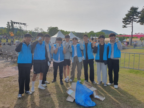 연천군청소년수련관 청소년운영위원회 위원들이 활동을 종료한 후 단체 기념 촬영을 하고 있다
