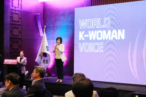 인사말을 전하고 있는 월드 K-우먼보이스 박세라 회장