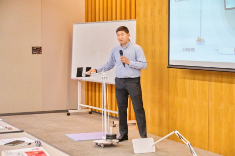 청각 장애인의 원활한 필라테스 참여를 위한 강사의 큐잉을 시/촉각으로 전달해주는 배리어 프리 서비스를 시연하고 있는 연세대학교 Sunny